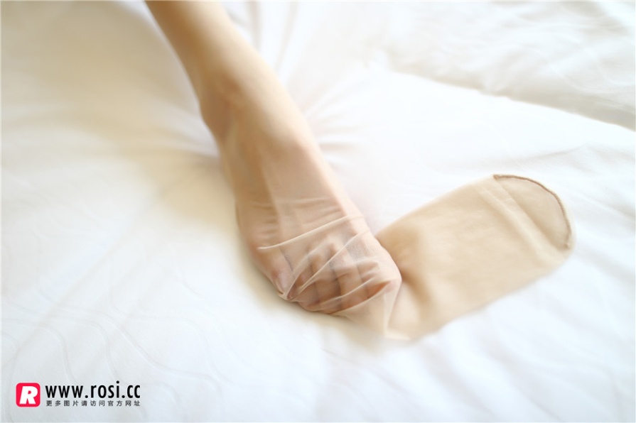 长发美女床上超薄丝袜美腿诱惑写真(第23页)