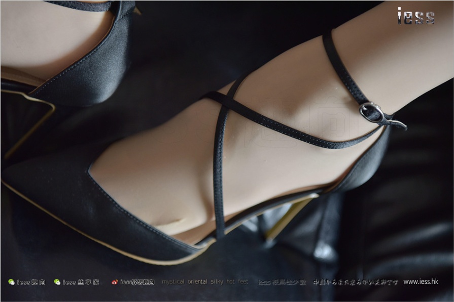风骚美女潇潇室内美腿高跟鞋诱惑写真(第35页)