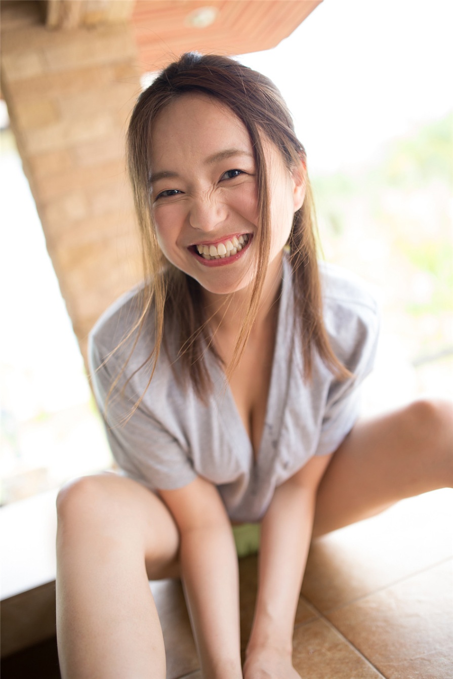 清纯美女山中真由美室外爆乳诱惑写真(第16页)