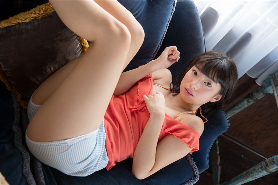 日本甜美女生東雲せな室内迷人乳沟写真(第21页)