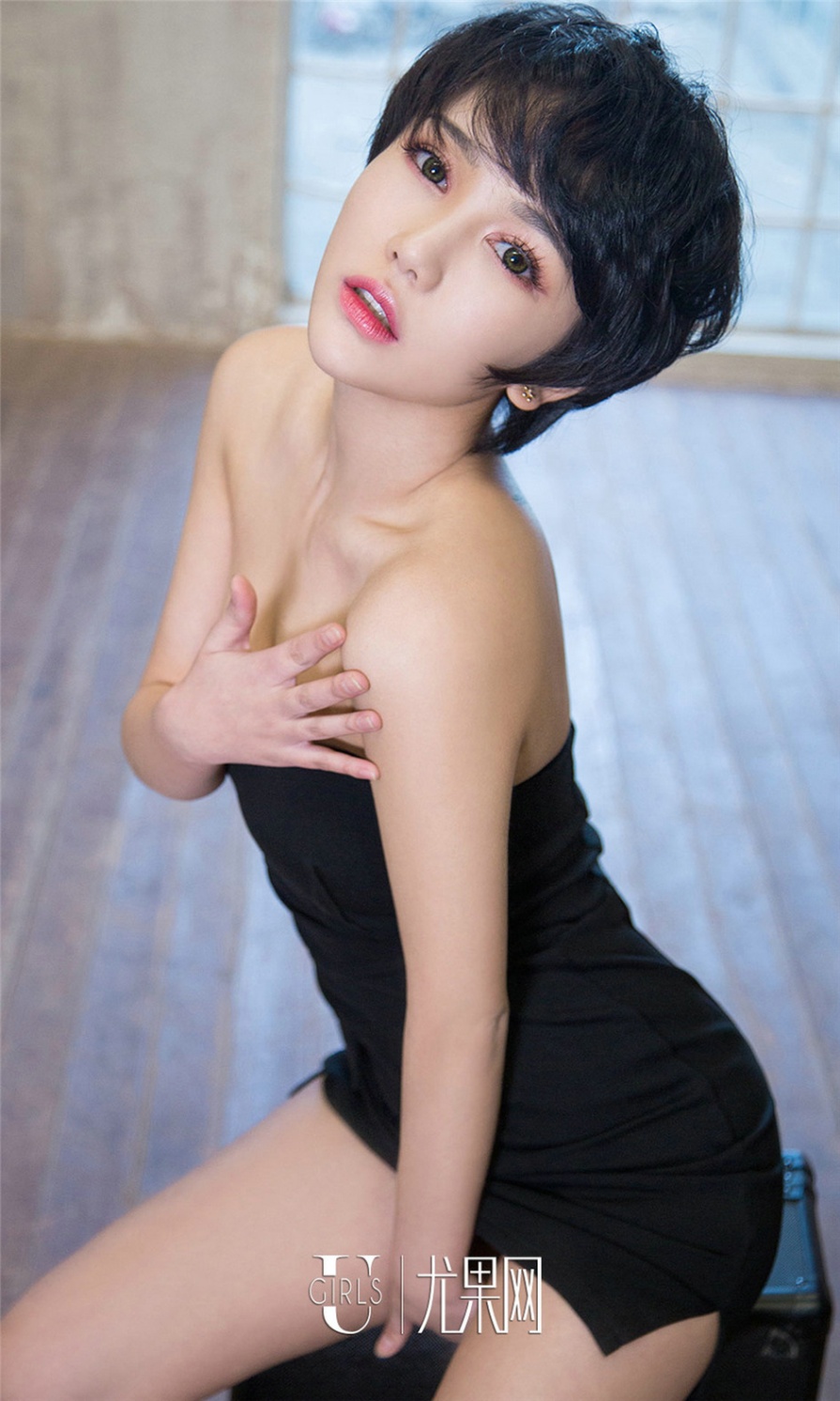 短发美女小悦悦撩衣真空美乳诱惑私拍(第24页)