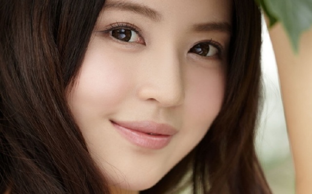 极品美女溫心Swan吊带低胸白裙户外写真(第8页)