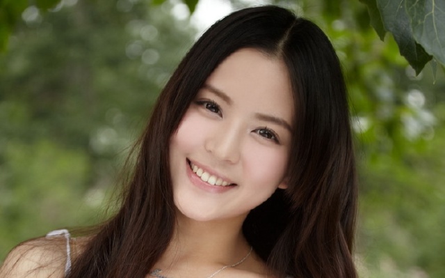 极品美女溫心Swan吊带低胸白裙户外写真(第9页)