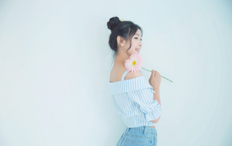 童颜牛仔短裤美女室内清纯写真(第3页)