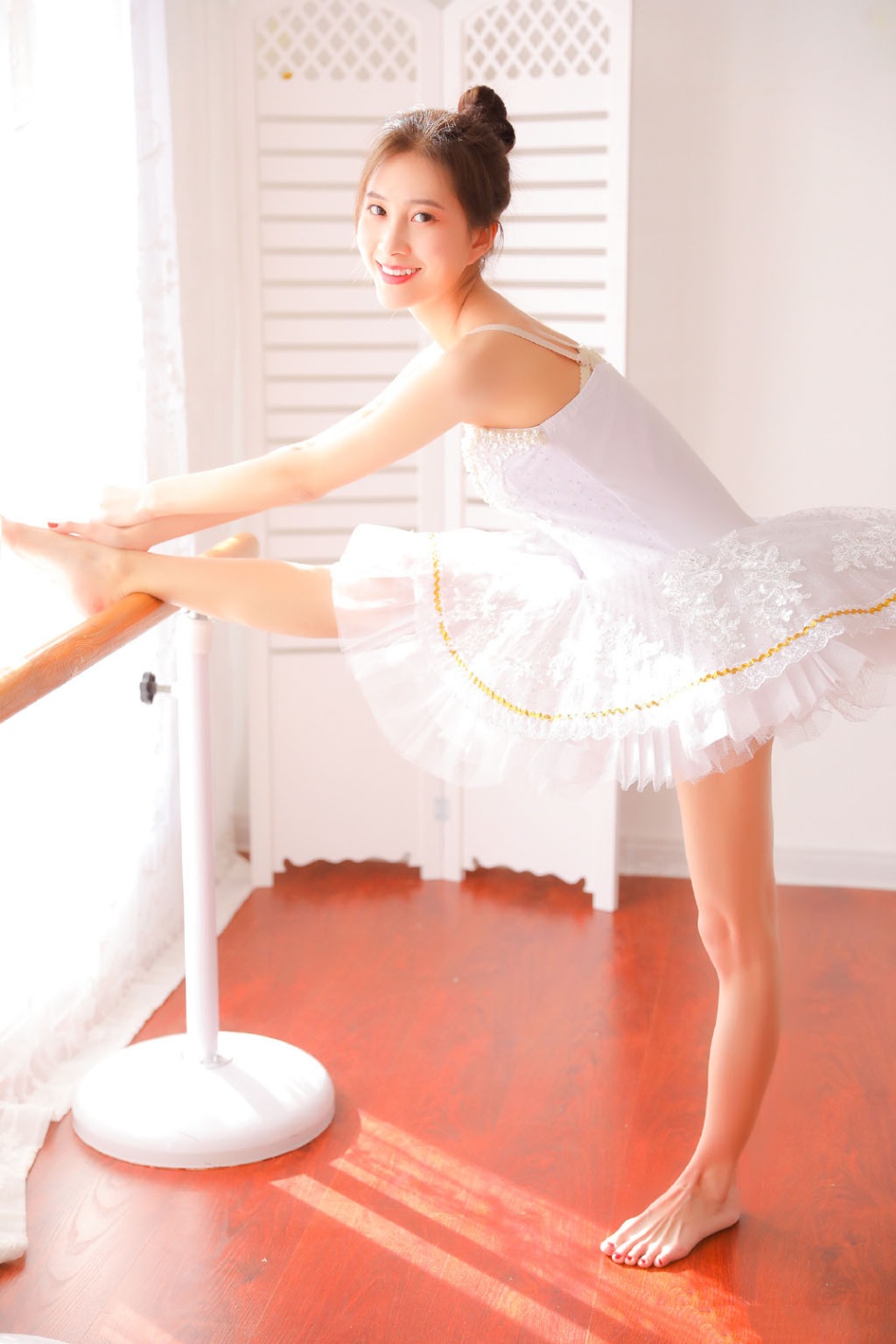 芭蕾舞美女蕾丝吊带裙写真(第4页)