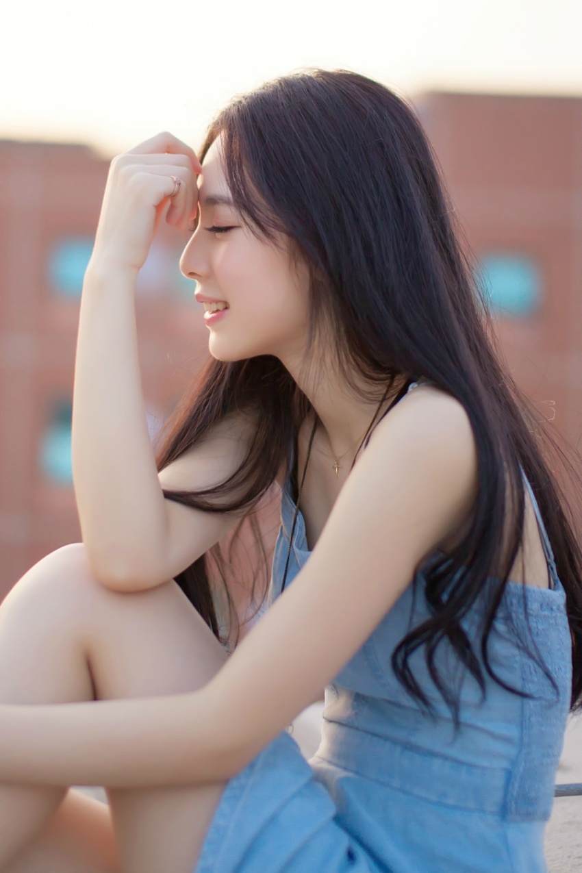 惊艳美女天台吊带短裙美腿写真(第4页)