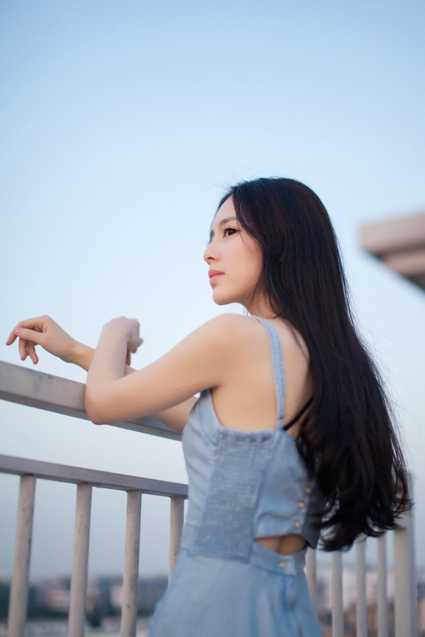 惊艳美女天台吊带短裙美腿写真(第6页)