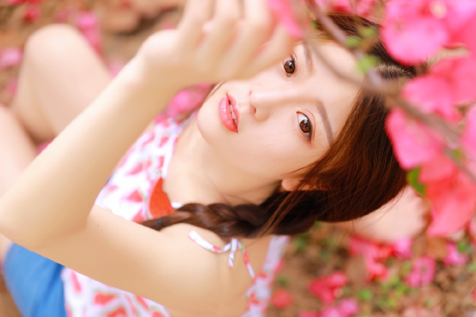 童颜美女树下吊带衫写真(第4页)