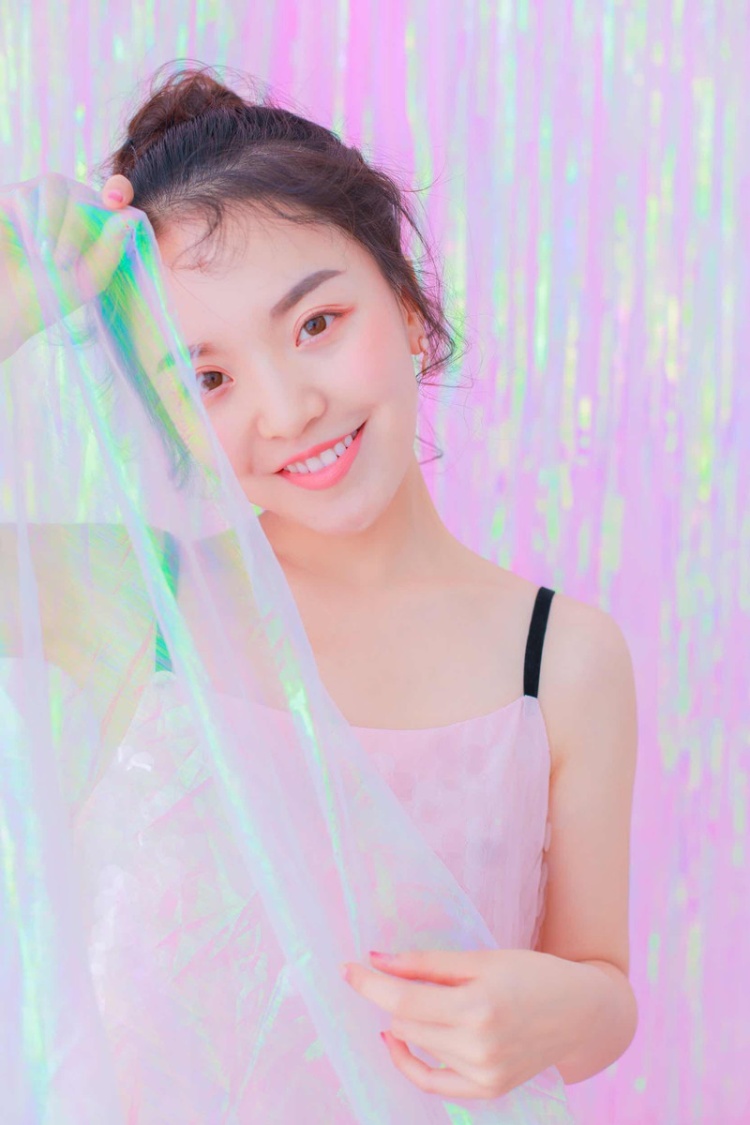 童颜美女闺房粉色吊带裙写真(第3页)