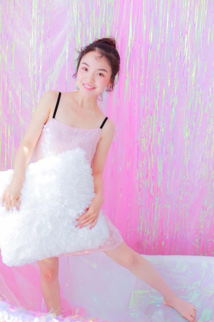 童颜美女闺房粉色吊带裙写真(第4页)