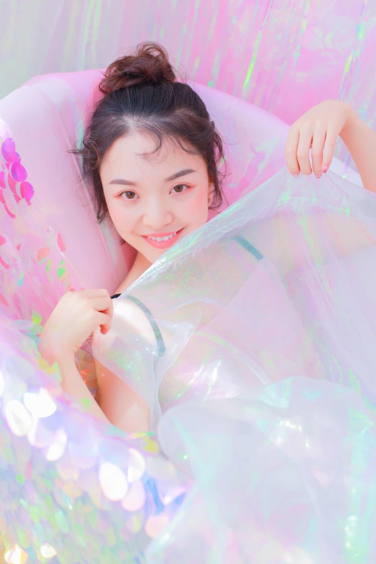 童颜美女闺房粉色吊带裙写真(第5页)
