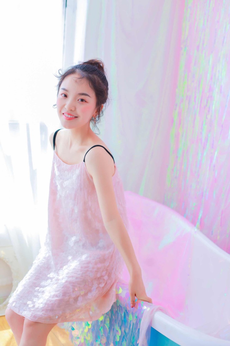 童颜美女闺房粉色吊带裙写真(第8页)