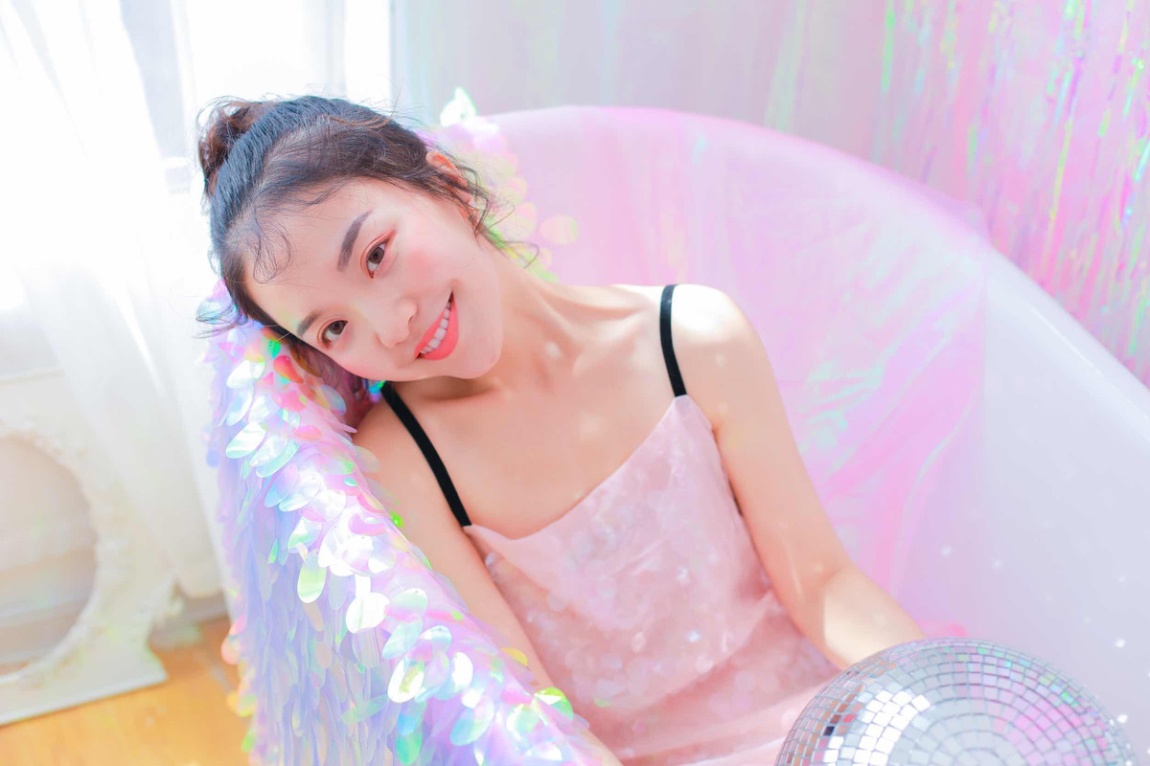 童颜美女闺房粉色吊带裙写真(第9页)