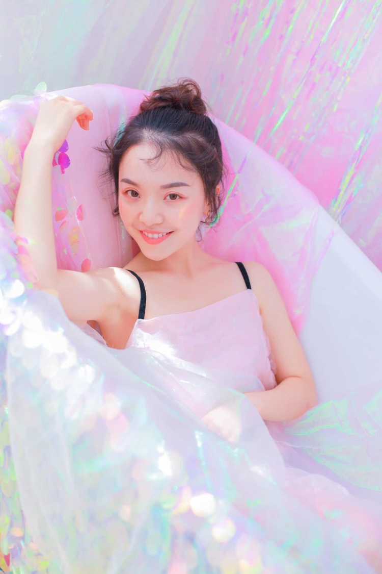 童颜美女闺房粉色吊带裙写真(第11页)