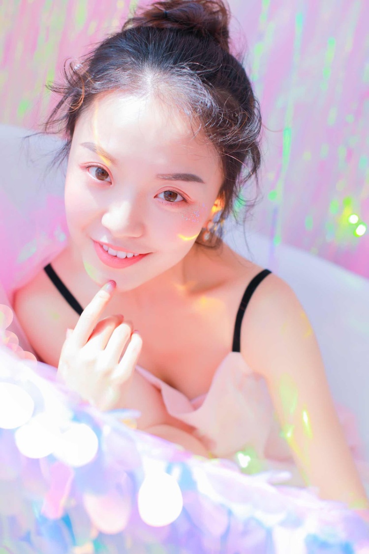 童颜美女闺房粉色吊带裙写真(第12页)