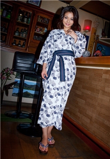 日本美女秋本翼酒吧比基尼大尺度撩人姿势写真