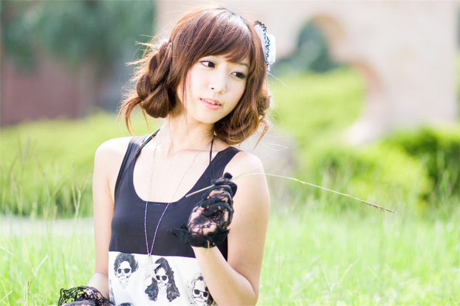 台湾美女洪诗户外吊带短裙写真(第31页)
