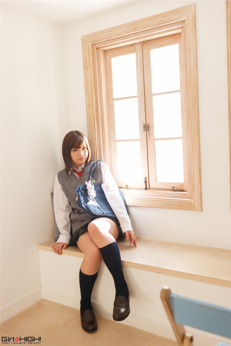 日本学生美女室内撩裙美臀写真图片(第4页)