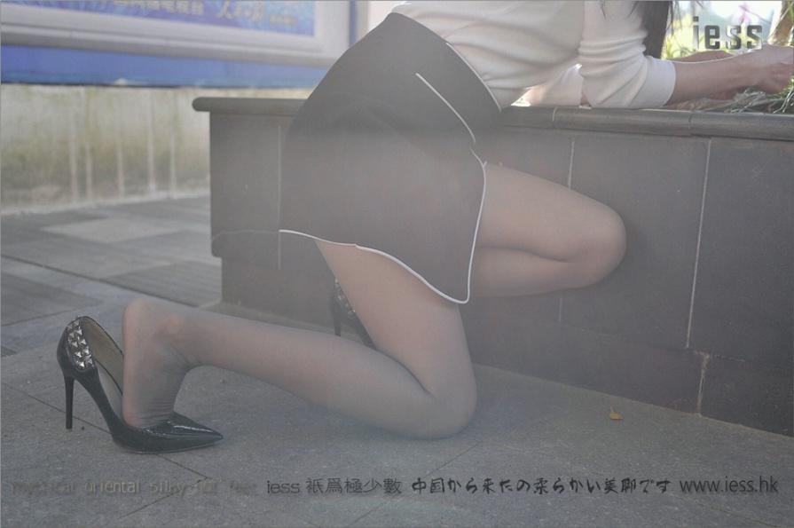 长发美女小雪户外超短裙黑丝美足写真图片(第46页)