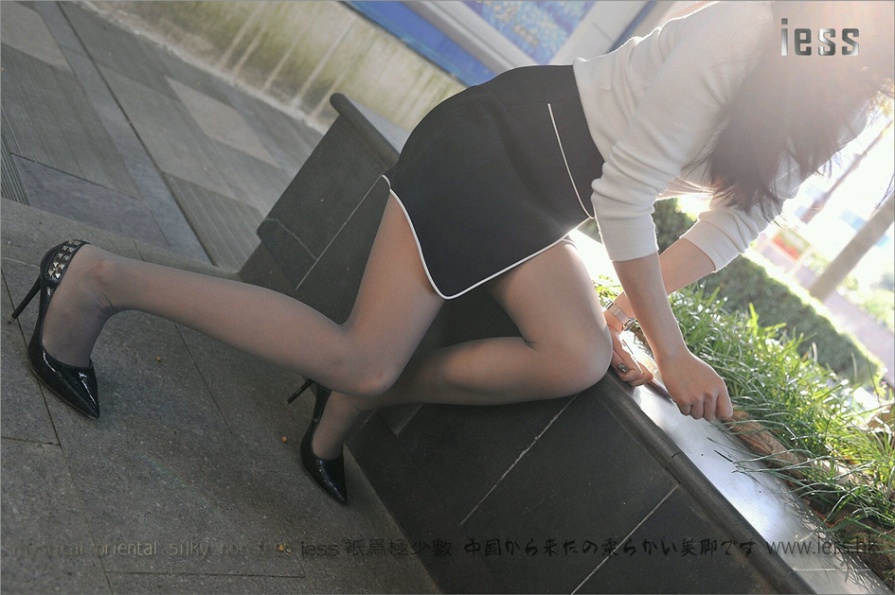长发美女小雪户外超短裙黑丝美足写真图片(第52页)