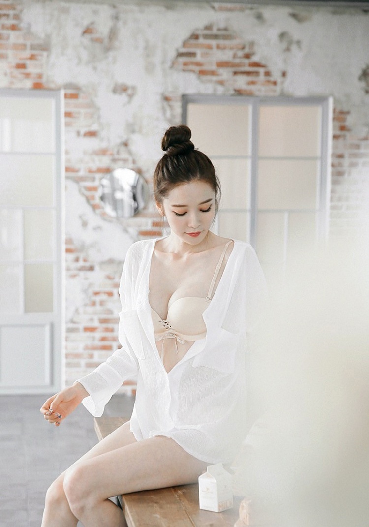 气质优雅白衬衫美女撩衣美乳诱惑写真图片(第5页)