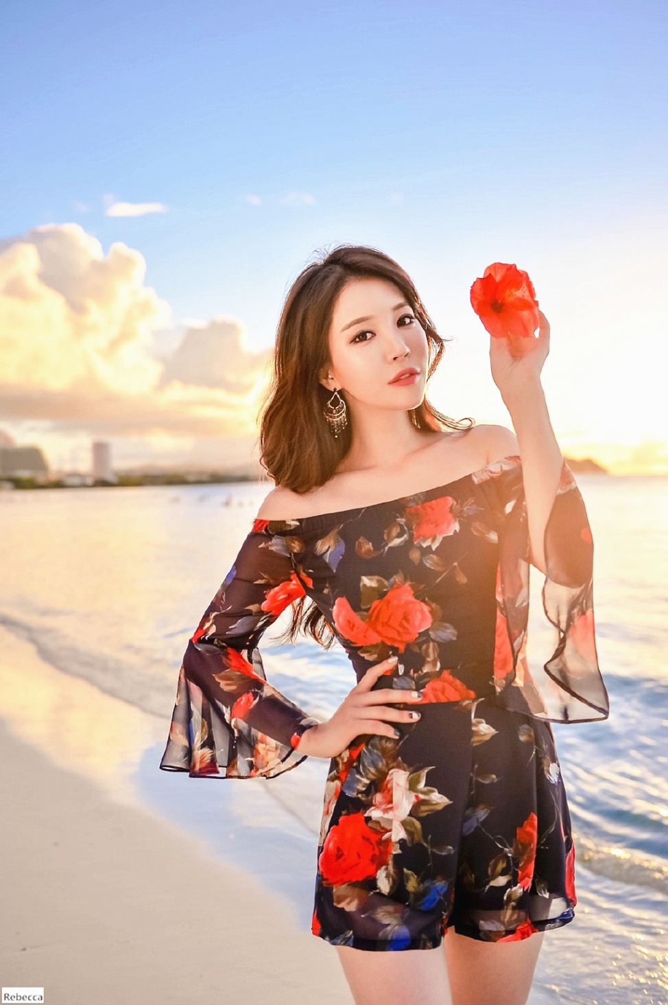 海边穿低胸沙滩裙清纯美女图片(第8页)