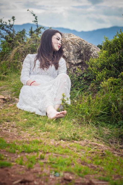 白裙子清纯美女坐海边图片(第5页)