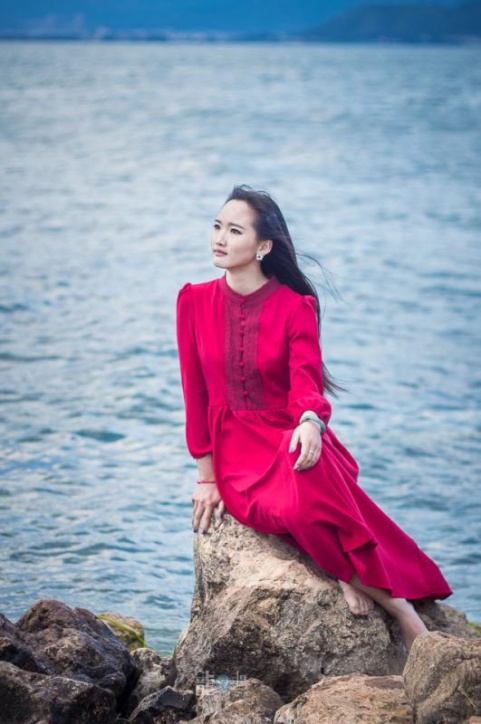 白裙子清纯美女坐海边图片(第7页)