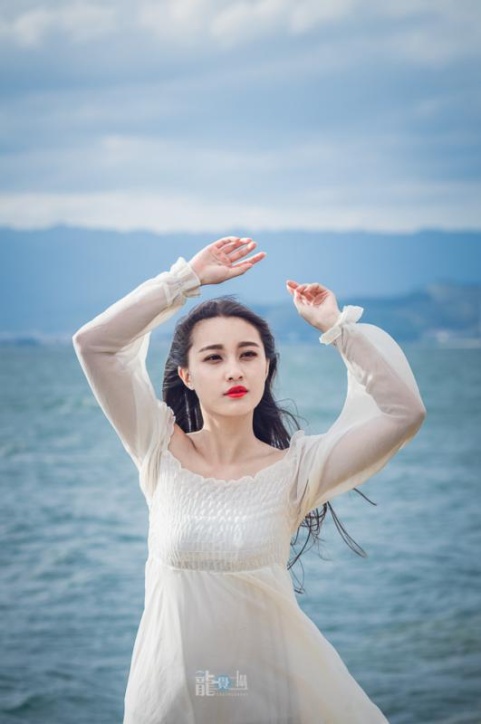白裙子清纯美女坐海边图片(第8页)