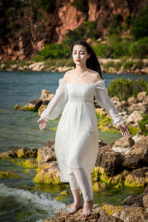 白裙子清纯美女坐海边图片(第9页)