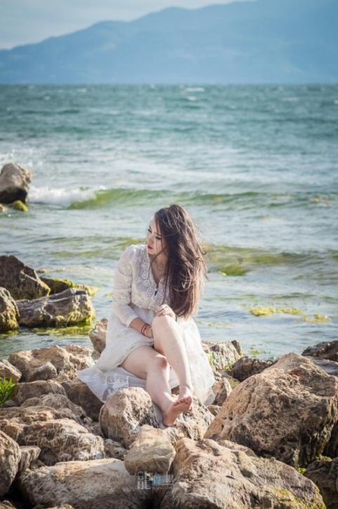 白裙子清纯美女坐海边图片(第10页)