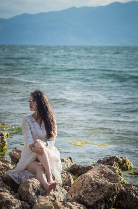 白裙子清纯美女坐海边图片(第11页)
