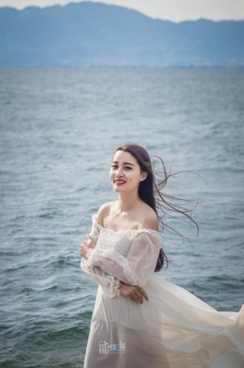 白裙子清纯美女坐海边图片(第14页)