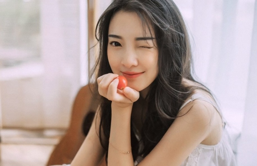 清纯美女白色睡衣床照图片(第3页)