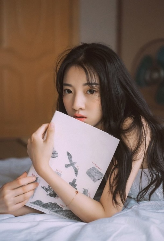 清纯美女白色睡衣床照图片(第4页)