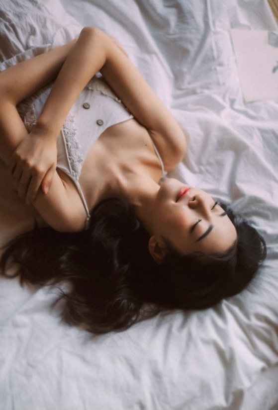 清纯美女白色睡衣床照图片(第6页)