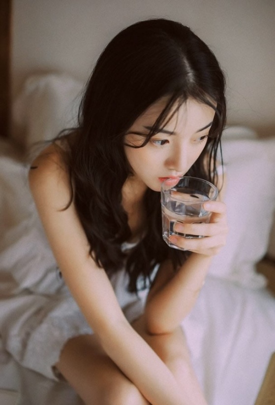 清纯美女白色睡衣床照图片(第9页)