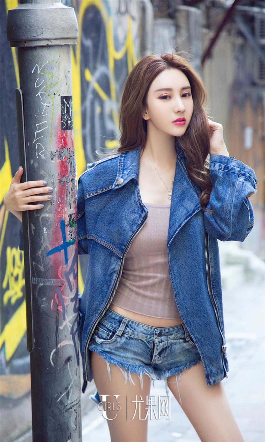 惊艳美女程梓包臀牛仔裤街拍照片(第19页)