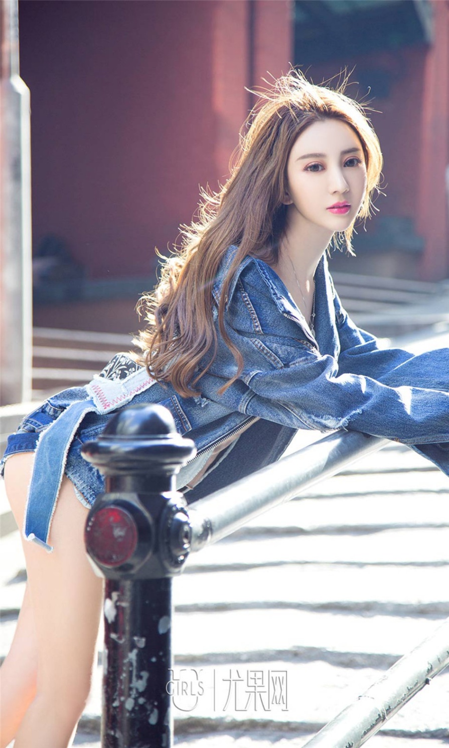惊艳美女程梓包臀牛仔裤街拍照片(第21页)