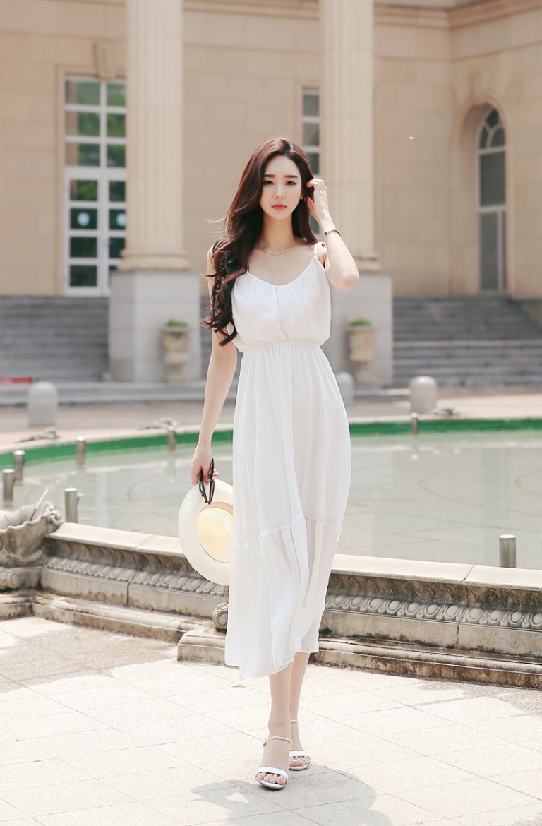 白色真丝连衣裙清纯美女户外写真图片(第2页)