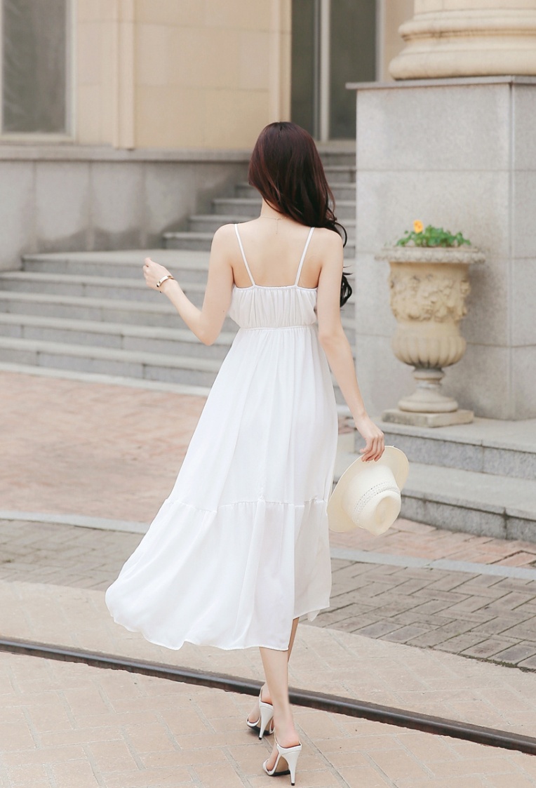 白色真丝连衣裙清纯美女户外写真图片(第3页)