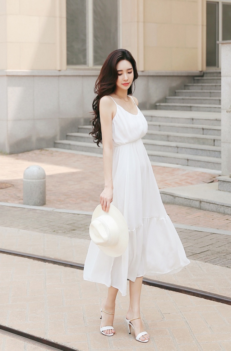 白色真丝连衣裙清纯美女户外写真图片(第4页)