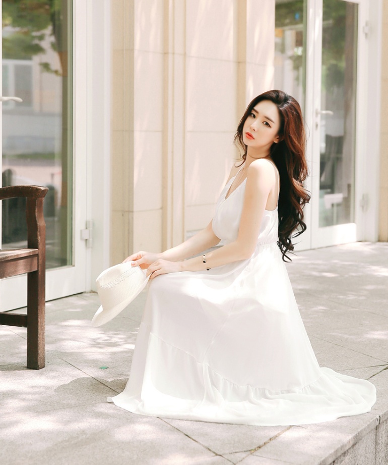 白色真丝连衣裙清纯美女户外写真图片(第5页)