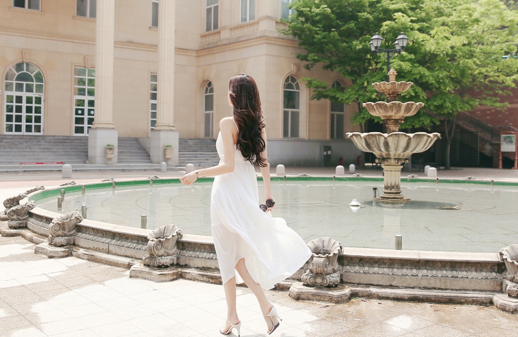 白色真丝连衣裙清纯美女户外写真图片(第6页)