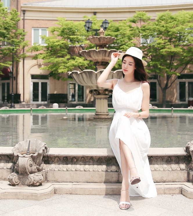 白色真丝连衣裙清纯美女户外写真图片(第7页)