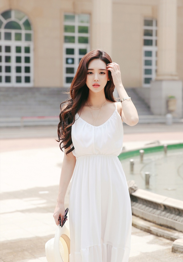 白色真丝连衣裙清纯美女户外写真图片(第8页)