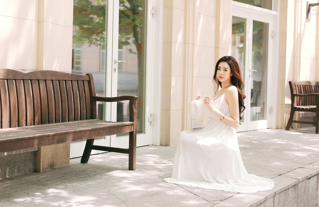白色真丝连衣裙清纯美女户外写真图片(第9页)