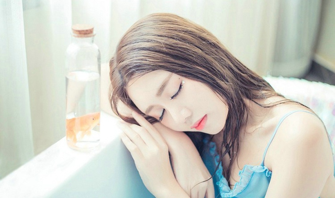 蓝色透视纱衣浴缸美女图片(第12页)