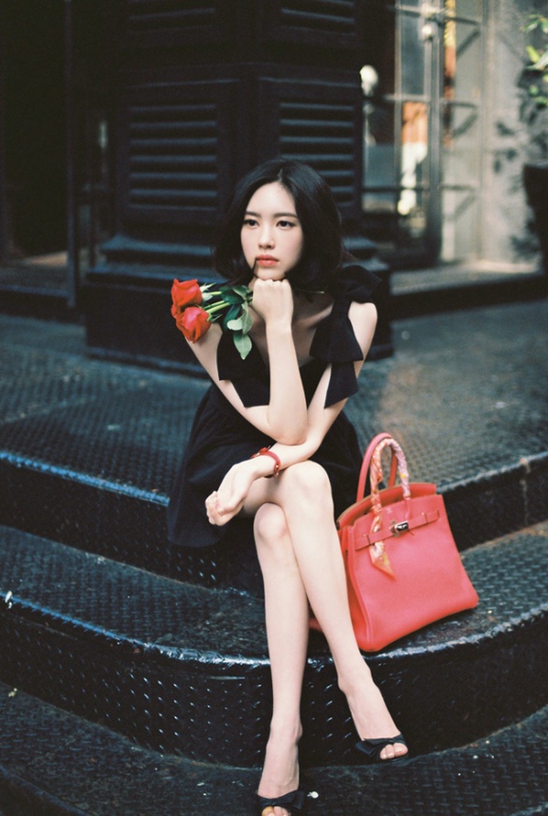 清纯美女Milkcocoa尹善英黑色吊带裙街拍照片(第13页)