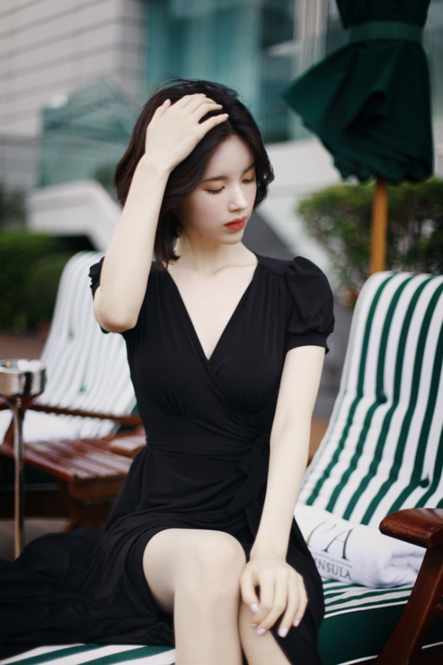 清纯美女Milkcocoa尹善英黑色吊带裙街拍照片(第15页)